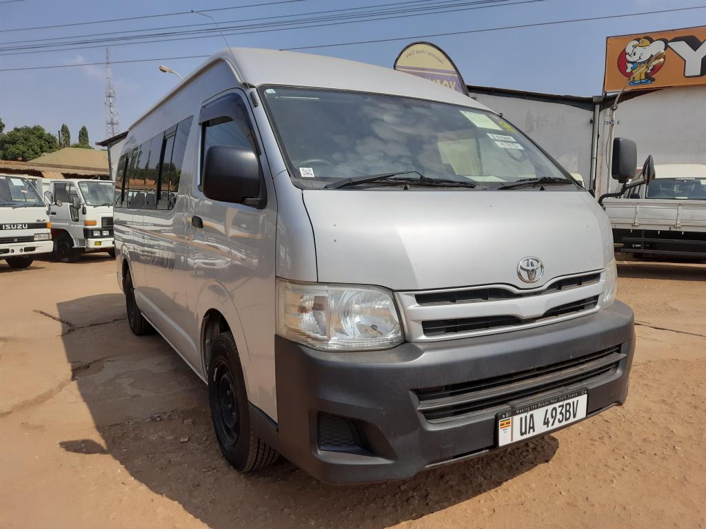 Toyota HIACE (High-Roof)