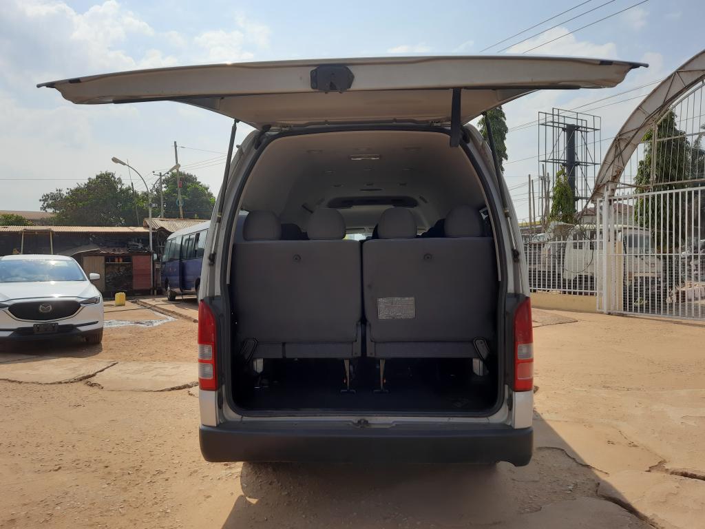 Toyota HIACE (High-Roof)