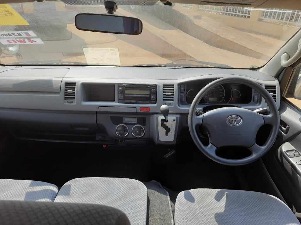 Toyota HIACE (High-Roof)