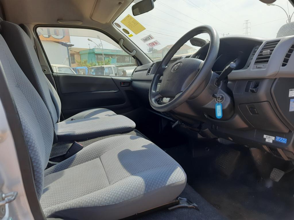 Toyota HIACE (High-Roof)