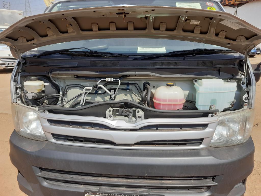 Toyota HIACE (High-Roof)