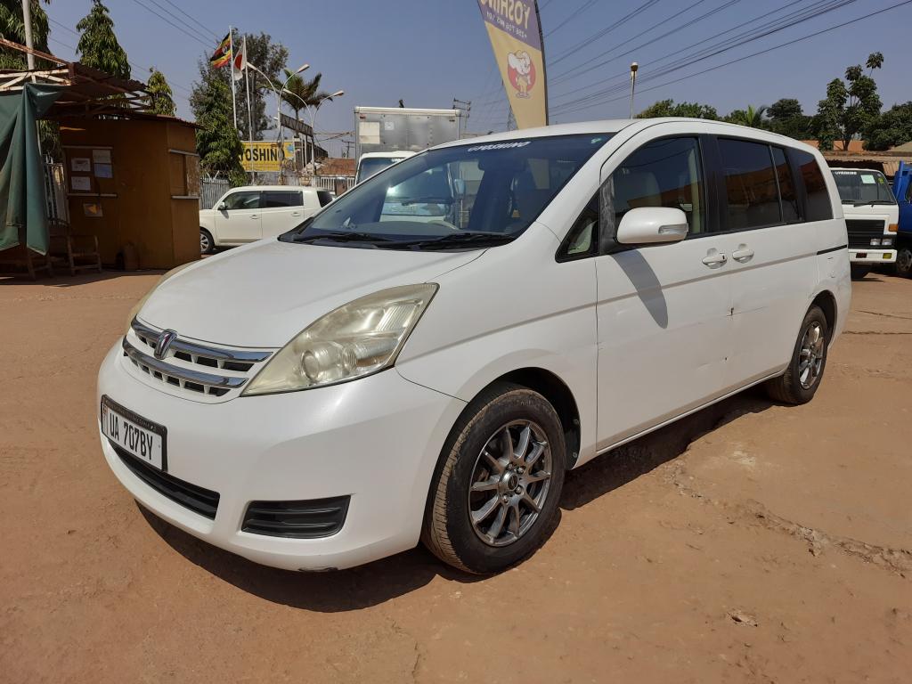 Used August 2010 Toyota Ｉｓｉｓ mini van for sale 03821