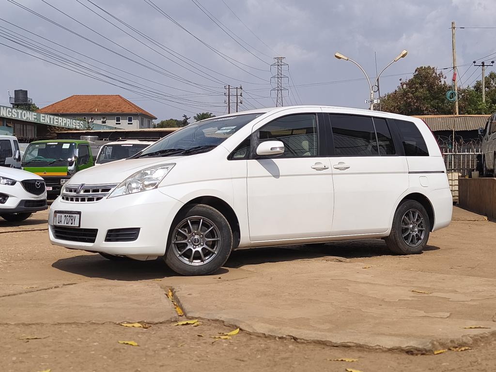 Used August 2010 Toyota Ｉｓｉｓ mini van for sale 03821