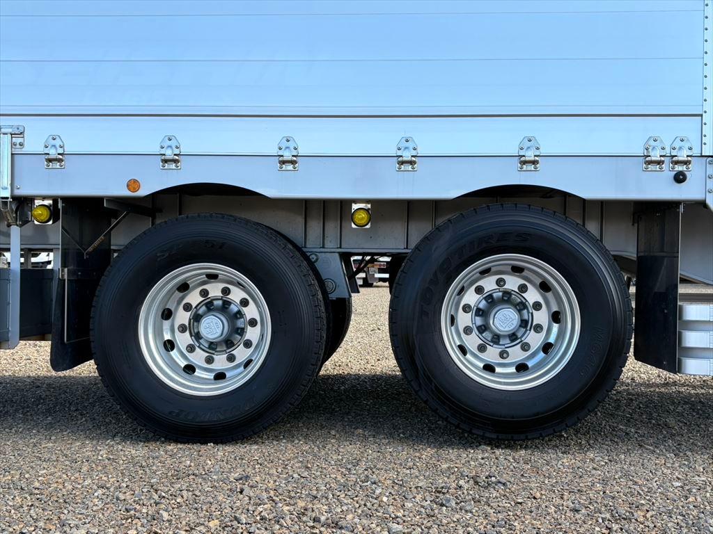 クオン産廃運搬セミトレーラー 煙突マフラー ３軸トレーラー 積荷付き メッキ塗装 トレーラー 煙突マフラー